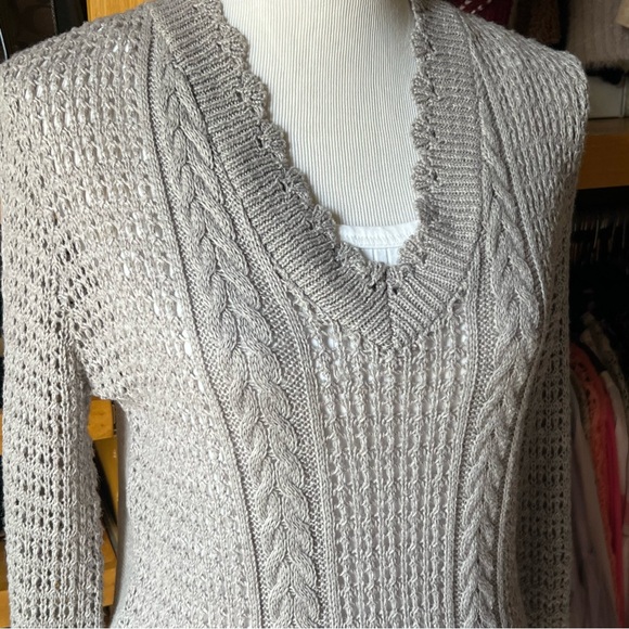 ⭐️BOGO FREE⭐️ DAYTRIP Like New V-Neck Knit Sweater - Picture 3 of 9